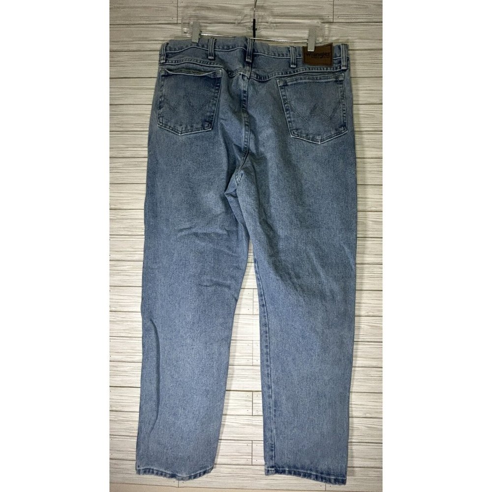 Wrangler Men's Rugged Wear 100% Cotton Regular Fit Denim Blue Jeans Size 40x32 - Picture 2 of 10